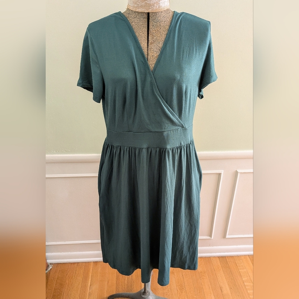 Casual Short Sleeve Forest Green Dress with Pockets. Everyday Wear. Size Large